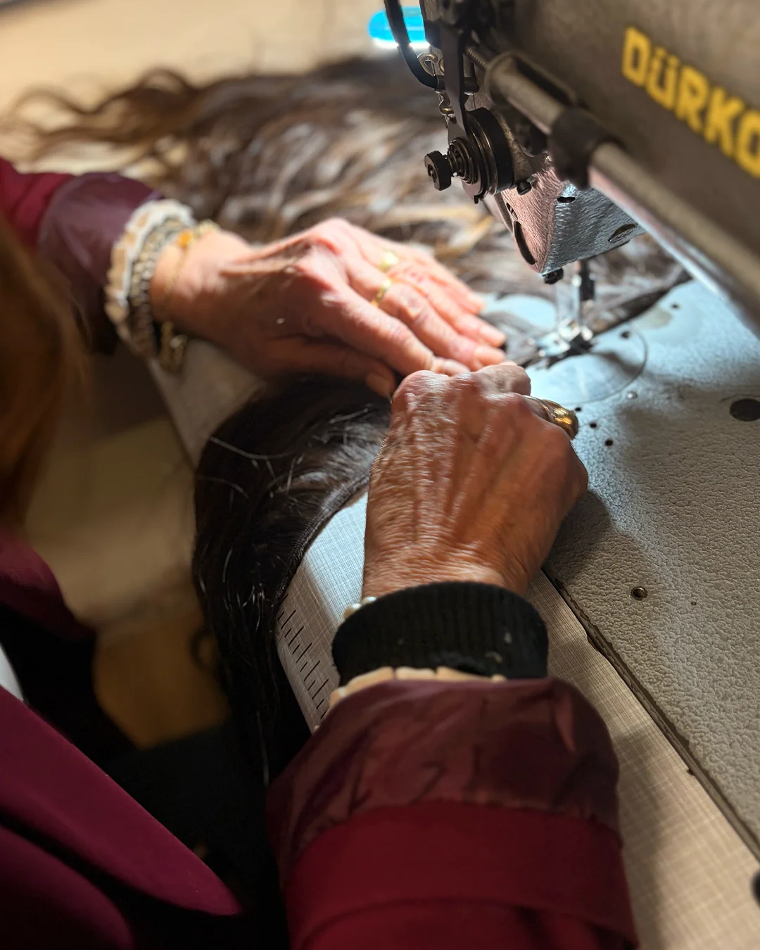 La lavorazione artigianale di una parrucca, un dettaglio alla volta